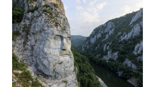 Ấn tượng với khối đá "khủng" khắc hình gương mặt Nhà vua